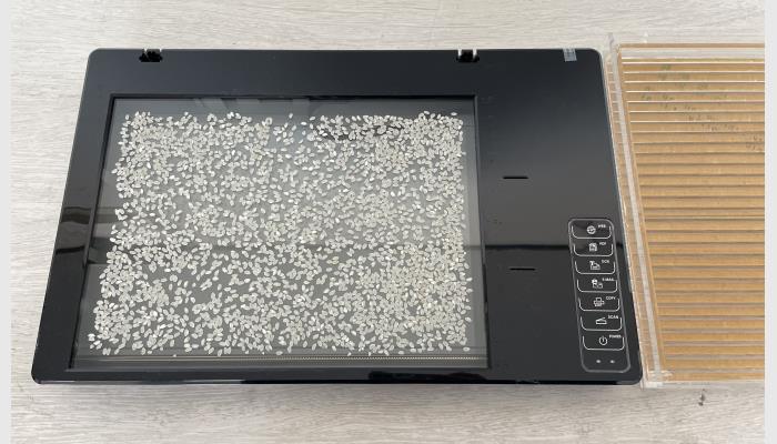 SC-E0型大米外觀品質(zhì)檢測儀，又稱稻米品質(zhì)分析儀，米質(zhì)判定儀，大米外觀品質(zhì)分析儀。可一次性測量自動分析30g以上大米樣品的整精米率、碎米率、大米收購中重堊的堊白度/率、黃粒米率、大米顏色黃度指數(shù)、大米白度等。